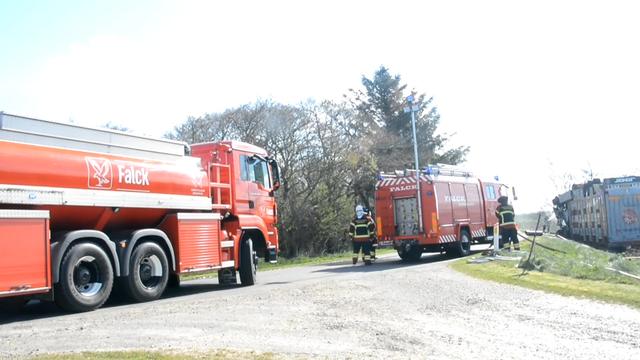 Brand, grisetransport, lastbil væltet, Løkken