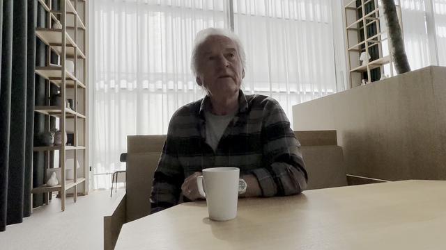 Den kendte skuespiller Kurt Ravn, der nok er mest kendt som 'Røde' i serien 'Matador', har trods sine 75 år stadig travlt. Han vælter sig i roller.