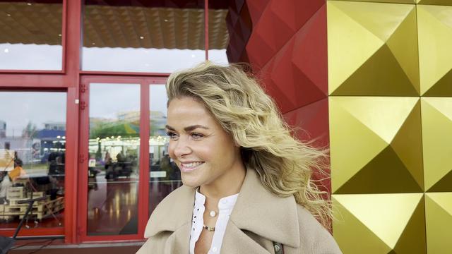 Ditte Julie Jensen kunne stolt overrække mere end 5 mio. kroner til Røde Kors efter vellykket indsamling i ’Klub 10’-gruppen