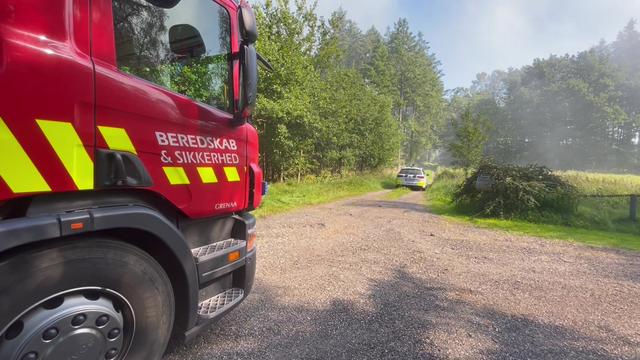 Flere bygninger på en gård i Auning drattede mandag eftermiddag sammen under en kraftig brand