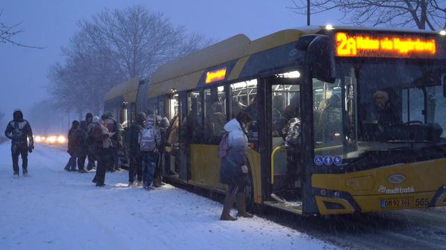 I Aarhus var der fra morgenstunden meldinger om, at busserne var forsinkede som følge af snevejret. I løbet af formiddagen blev det dog meldt ud, at alle busruter måtte aflyses.