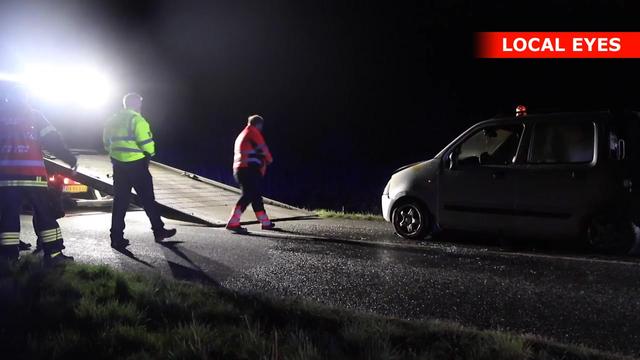 Sidder fast i brændende bil