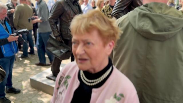 Kirsten Bundgaard om Olsen Banden-statuen med Poul Bundgaard