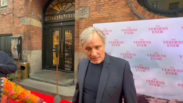Viggo Mortensen iført to forskellige sko 
