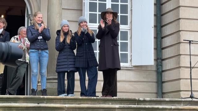 Dronning Mary og prinsesse Josephine til hubertusjagt i Dyrehaven