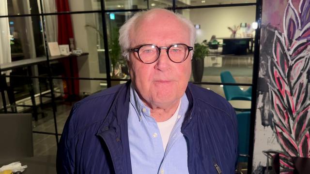 Flemming Østergaard hjælper sin syge hustru