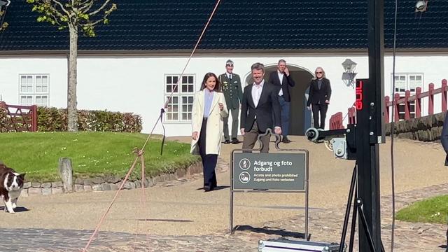 Kong Frederik og Dronning Mary lufter hundene