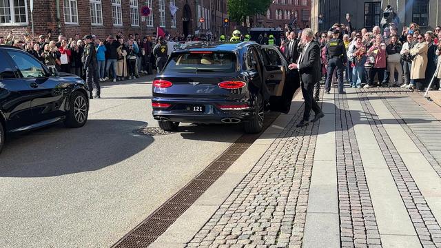Dronning Margrethe ankommer Vor Frue kirke