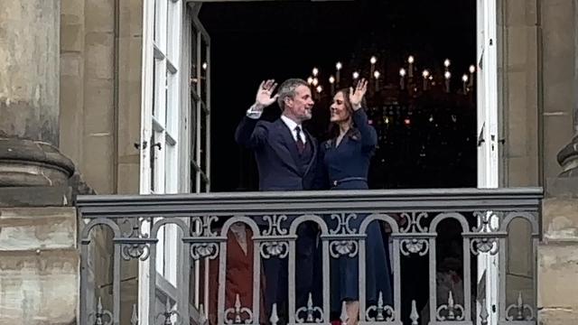 Kong Frederik og familie på balkon Amalienborg Slot