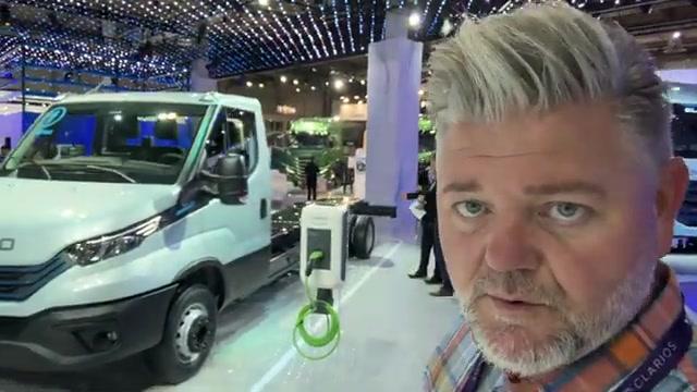 Ny fed konceptvarebil fra Renault, den nye VW Transporter og en mega spændende nyhedserie fra Kia er noget af det der præger den store IAA transportmesse i Hannover. Og så er der også fornemt besøg fra Tesla i USA. (Reklame; filmen viser vi i samarbejde med Goodyear - husk det næste gang du skal ha' nye dæk på bilen)