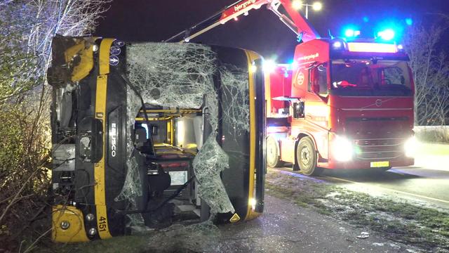En elektrisk passagerbus forulykkede fredag aften, da chaufføren pludselig sank sammen bag rattet på Frederikssundsvej i Stenløse.
Bussens drivmiddel havde intet med ulykken at gøre, da chaufføren mistede kontrollen ved et pludseligt ildebefindende og trak mod højre netop som han havde passeret gennem krydset Krogholmvej / Frederikssundsvej.
Bussen kørte over cykelsti og fortov inden den kolliderede med en række mindre træer og endte med at vælte om på siden efter at være kørt opad en lille skrænt.
Udover chaufføren var der fire passagerer i bussen som alle blev bragt til nærliggende hospitaler til kontrol efter busulykken. Der er ingen meldinger om nogen nævneværdige skader hos nogen af passagererne.
Chaufførens tilstand var meget alvorlig på stedet, idet han fik livreddende førstehjælp på uheldsstedet i længere tid før han med politieskorte blev bragt til RH Traume på Rigshospitalet – der var fredag aften ingen nye oplysninger om chaufførens tilstand.
Politiet kunne, efter ambulancereddere og akutlægen var færdige på uheldsstedet, ophæve afspærringen i den ene vognbane således at trafikken kunne passere stedet.
Mandskab fra TJ Bjergning ankom til stedet, og efter en række forberedelser fik mandskabet bussen op på alle seks hjul igen uden nogen større dramatik.
Om bussen er mulig at reparere efter den tragiske ulykke er pt ikke kendt.
Omkring midnatstid kunne politiet meddele at der nu var ryddet helt op på uheldsstedet og at alle afspærringer var fjernet.