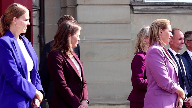 DANMARK:
Regeringsrokade:
Statsminister Mette Frederiksen præsenterede de nye ministre på Amalienborg Slotsplads kort efter kl. 11.
Statsministeriet skriver bl.a. dette i en pressemeddelelse herom:
-Folketingsmedlem Torsten Schack Pedersen udnævnes til minister for et nyoprettet Ministerium for Samfundssikkerhed og Beredskab.
Skatteminister Jeppe Bruus fritages for stillingen som skatteminister og udnævnes til minister for et nyoprettet Ministerium for Grøn Trepart. Folketingsmedlem Rasmus Stoklund udnævnes til skatteminister.
Digitaliseringsminister og minister for ligestilling Marie Bjerre fritages for stillingen som digitaliseringsminister og minister for ligestilling. Marie Bjerre udnævnes til europaminister. Europaministeren vil blive betjent af Udenrigsministeriet.
Særlig rådgiver Caroline Stage Olsen udnævnes til minister for digitalisering. Samtidig overføres ligestillingsområdet til Miljøministeriet, således at miljøminister Magnus Heunicke fremover benævnes miljøminister og minister for ligestilling.
Overborgmester i København Sophie Hæstorp Andersen udnævnes til social- og boligminister. Betegnelsen for Social-, Bolig- og Ældreministeriet ændres til Social- og Boligministeriet, idet der samtidig oprettes et selvstændigt Ældreministerium.
Statsministeren præsenterer de nye ministre for Hans Majestæt Kongen kl. 11.00.