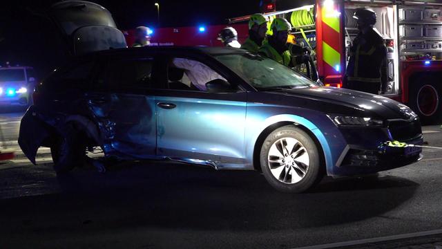 Voldsomt uheld med børn i bilen i Odense fredag aften. 
Et par med deres to børn i bilen kommer kørende og bliver ramt af mand i en anden bil der er kørt over for rødt, i følge vidner på stedet. 
Alle slap uskadt, selvom den ene bil lå på siden. 
Manden i bilen er sigtet for narkokørsel.