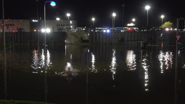 Fredag aften kort før kl.22:00 var der fortsat store mængder vand på vejene i Esbjerg som her på Kjersing Ringvej hvor en ung mand udnyttede situation til at tage sig en svømme tur på gaden imens andre flød rundt på luftmadrasser.
