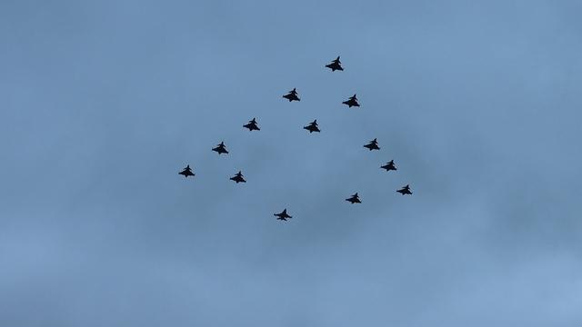 VIDEO: 12 Gripen og 1 dansk kampfly overfløj København i juletræs-formation - 2 danske fly med tekniske problemer