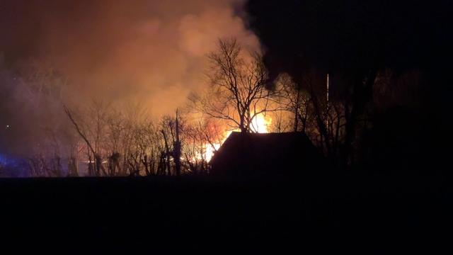 Gård i kæmpe flammer