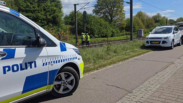 Torsdag eftermiddag omkring kl. 12.50 blev Nordsjællands Brandvæsen, politi og ambulance kørte ud til en fastklemt person under tog, et godt stykke fra Nivå Station.
En mand blev dræbt på stedet ved ulykken, som også betød at tusindvis af togpassagerer blev forsinket i op mod 2 timer.
Udover dødsulykken ved Nivå Station, så var der ligeledes et selvmordsforsøg andet sted i Nordsjælland, også her ved at gå ud på skinnerne.
Omkring kl. 15 var trafikken genoptaget.