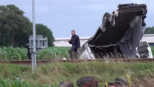 Sønderjylland : Lørdag aften er en bil og tog stødt sammen ved Kliplev i Sønderjylland. 

Syd & Sønderjyllands politi skriver på X. At en person er afgået ved døden som følge af uheldet - de pårørende er underrettet. Kådnervej ved Kliplev er spærret. 

Syd & Sønderjyllands politi beskriver ydeligere dette om uheldet "En varebil m. trailer blev ramt af et tog ved en jernbaneoverskæring uden bom. En 24 årig mand, der var fører af bilen er afgået ved døden. Ingen på toget er kommet til skade."

I forbindelse med uheldet efterlyser Syd & Sønderjyllands politi nogle vidner "ved politiets ankomst på Kådnervej kl. ca. 19.00 traf vi to vidner, en mand og en kvinde, der talte dansk med tysk accent. De forlod stedet inden vi nåede at tale med dem, hvorfor de bedes kontakte politiet på tlf. 1-1-4, da de muligt kan være vidner til uheldet." skriver Syd & Sønderjyllands politi på X.
