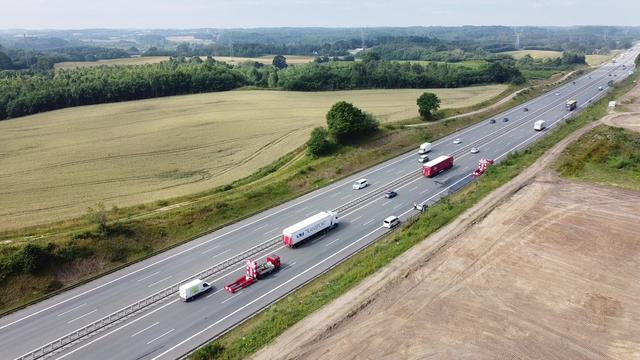 En person er blevet ramt af en lastbil på Fynske Motorvej E20.
Tilstanden på vedkommende er hidtil stadig ukendt.
Drone billederne og videoerne er med tilladelse fra Fyns politi vagtcentral. Dronepiloten HAR fået lov til at sætte dronen op.