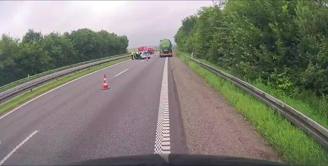 Politiet standsede en 79-årig mand som kørte i den forkerte retning på motorvejen, det skete ved ganske enkelt at påkøre bilisten.
Har man været vidne til kørslen og har video derfra, bedes man kontakte Politiets Servicecenter på tlf. 1-1-4. Politiet hører meget gerne fra ejer af en hvid Tesla, der måtte bremse op bag patruljebilen.
Syd- & Sønderjyllands Politi modtog klokken 09.01 i dag to opkald om en bilist, der kørte i den forkerte retning på den sønderjyske motorvej syd for Vojens-afkørslen og derved skabte en yderst farlig situation. Bilisten kørte sydpå i overhalingssporet mod færdselsretningen.
Få minutter efter anmeldelserne var den første patrulje på motorvejen i nordgående retning og kørte således mod bilisten med udrykningsblinket på for at standse køretøjet og advare de øvrige bilister.
På den måde lykkedes det at sænke bilistens fart markant. Men da bilisten forsøgte at fortsætte sin kørsel, var det nødvendigt for patruljen at foretage en forsætlig påkørsel. Påkørslen blev skønnet nødvendig af sikkerhedsmæssige årsager, så bilisten ikke kunne påkøre andre bilister på motorvejen.
Der skete kun materiel skade ved påkørslen og ingen personskade.
Da begge køretøjer skulle transporteres derfra, var det nødvendigt at spærre motorvejen i en periode. I den forbindelse var en lastbil behjælpelig med at afspærre, mens oprydningen foregik. Da det var muligt, blev den ene bane farbar for bilisterne, indtil arbejdet klokken 10.25 var færdigt på stedet, og motorvejen kunne åbnes fuldt igen.
Bilisten var en 79-årig mand fra Haderslev Kommune. Han er blevet sigtet for at bringe andres liv og førlighed i fare.
Syd- & Sønderjyllands Politi efterforsker nu sagen og efterlyser i den forbindelse vidner – blandt andet føreren af en hvid Tesla:
”I forbindelse med påkørslen var en hvid Tesla bag patruljebilen tvunget til at bremse hårdt op. Vi vil meget gerne i kontakt med føreren af den bil, da der kan være videomateriale, som kan bruges til sagen. Derudover hører vi gerne fra andre borgere, som har været vidne til kørslen og eventuel har video af det,” siger vagtchef Jan Lolk.
Hvis man har oplysninger til sagen, bedes man ringe til Politiets Servicecenter på tlf. 1-1-4.
Syd- & Sønderjyllands Politi modtog flere anmeldelser om kørslen i de få minutter, der var fra første anmeldelse, til bilen blev stoppet. Derudover var der stor forståelse og hjælp på stedet:
”Det var en meget farlig situation, og den hurtige reaktion med opkald til os er altafgørende for, at vi kan stoppe bilen, før der sker et alvorligt færdselsuheld. Tak for hjælpen også til lastbilchaufføren, der spærrede vejen, da vi skulle rydde stedet igen,” siger Jan Lolk.