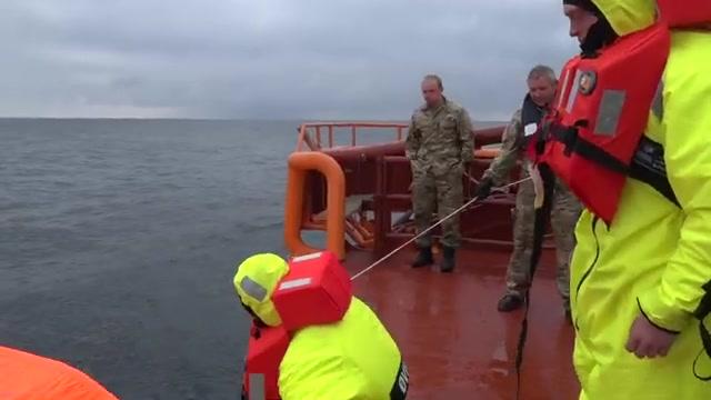 Når man laver redningsøvelser på havet bruger man figuranter, teaterrøg, sminke-blod og fiktive scenarier, som skaber en realisme, som giver den bedste træning for øvelsesdeltagerne. Deltagerne kender ikke scenarierne på forhånd, og på den måde laver man et rollespil, hvor alle bliver udfordret af ukendte situationer, som de skal reagere på.
Søværnets skibe og redningsbåde har sammen med blandt andet redningshelikopteren, Hjemmeværnet, politiet, brandvæsen netop trænet forskellige redningsaktioner på havet ud for Grenå. Der var blandt andet brand ombord, sårede, røg og nødstedte i redningsflåder. Alt sammen spillet af figuranter, som bliver instrueret i rollen.
-----------------------------------------------------
#WeAreNATO #StrongerTogether #JEFtogether #værdatkæmpefor
Forsvaret løser hver dag vigtige opgaver for Danmark, danskerne og vores allierede nationer.
Besøg os på: https://www.forsvaret.dk
Subscribe: https://www.youtube.com/user/Forsvars...
Forsvaret på Facebook: https://www.facebook.com/ForsvaretDan...
Forsvaret på Instagram: https://www.instagram.com/forsvaret.dk/
Forsvaret på Twitter: https://twitter.com/forsvaretdk
Rollespil presser øvelsesdeltagere