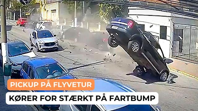 Overvågningskameraer filmede et dramatisk uheld i São Paulo, Brasilien, i midten af august. En pickup kørte med ekstremt høj fart i et boligområde. Køretøjet blev katapulteret op i luften af en fartbump og skred hen over vejen på forenden. Mindst ti biler blev beskadiget. Føreren måtte behandles af akutberedskabet på stedet.